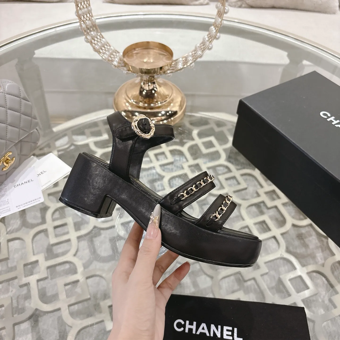 👟👟Ex-factory price 560👟👟Chanel Xiaoxiang 2025ss spring and summer latest catwalk fashion chain decoration top quality! Accurate to 1:1, light luxury without tiring the feet, the upper foot can be matched with spring and summer clothes at will, highlighting texture and taste, simple yet luxurious appearance, even if it is just a pair of sandals, it is definitely a must-have pair in the summer shoe cabinet. Upper: imported lambskin. Lining: imported sheepskin lining. Outsole: original customized outsole. Size: 35-40 (40.41.42 custom-made, non-returnable)